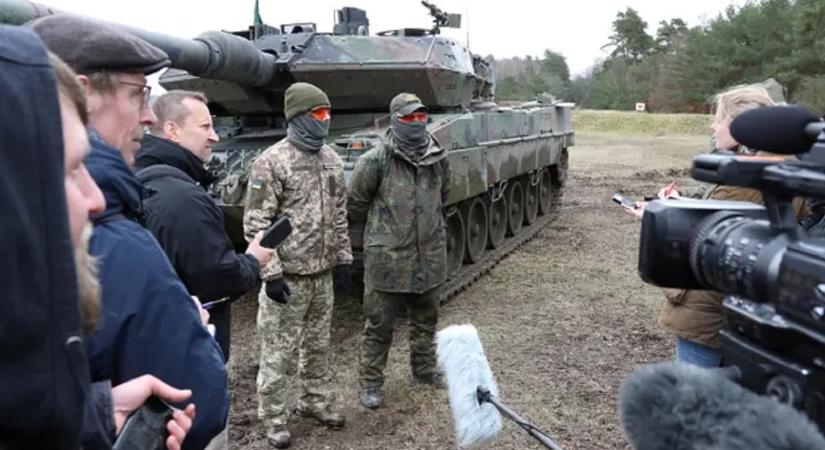 Küszöbön az ukrán ellentámadás – a Challenger 2 harckocsik után a Leopardok is megérkeztek Ukrajnába