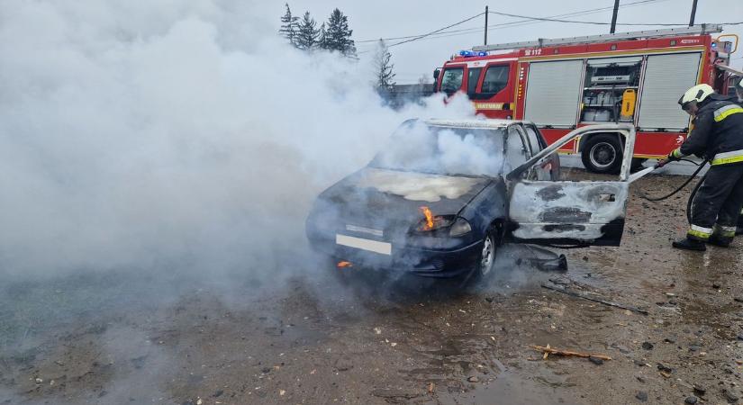 Egy autó kigyulladt, egy másikra fa dőlt Heves vármegyében hétfőn