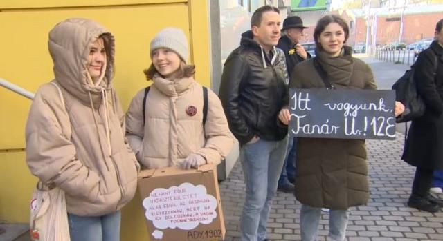 Ajánlatott tett a kirúgott pedagógusok ügyvédje a tankerületnek