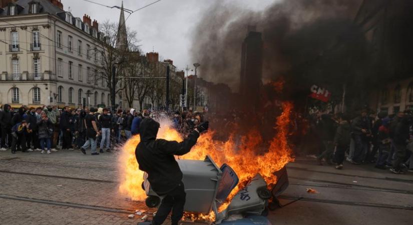 Hatalmas zavargások Franciaországban: 13 ezer rendőrt vezényelnek az utcára