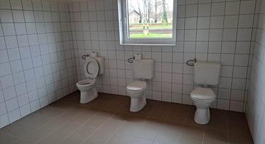 Egy mosdó, három vécé, nulla válaszfal: így várták Novák Katalin köztársasági elnököt a barcsi turisztikai központ átadására