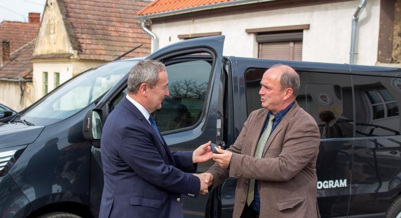 Falubusszal bővült a település járműparkja Dobán