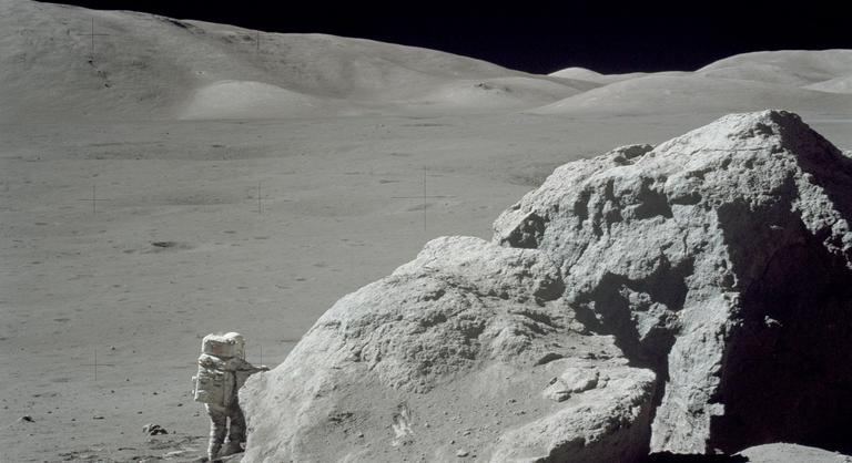 Jelentős mennyiségű vizet találtak a Holdon