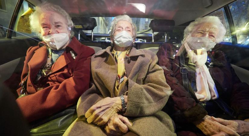 Ingyen taxizhatnak az idősek a főváros egyik kerületében