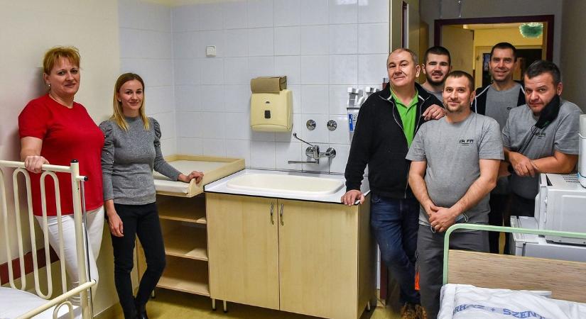 Fürdetőkádakkal, orvosi szobabútorokkal segített a móri faipari cég a Szent György Kórháznak