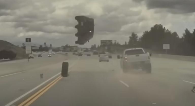 Autópályán leszakadó kerék repített az égbe egy másik autót
