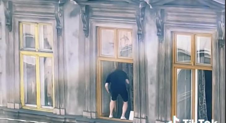 Durva videó: az ablakpárkányon állva pucolja az ablakot a budapesti háziasszony