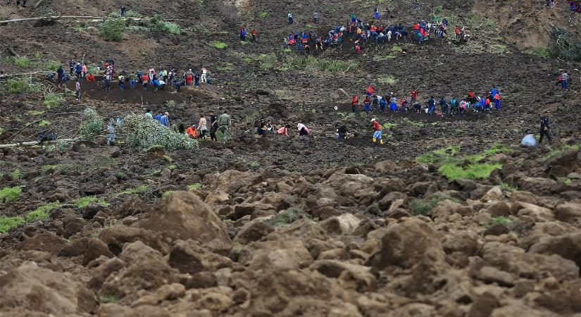 Folyik a versenyfutás az idővel a túlélők megtalálásáért Ecuadorban