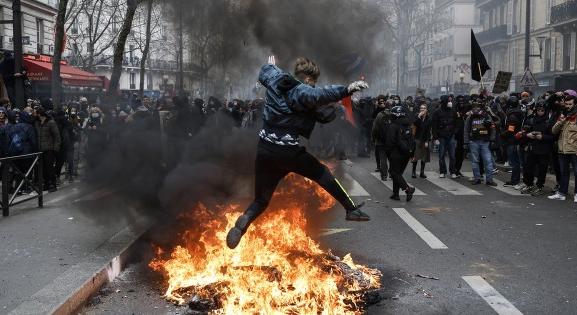 Egyre durvábbak a francia tüntetések, rengeteg rendőr sérült meg