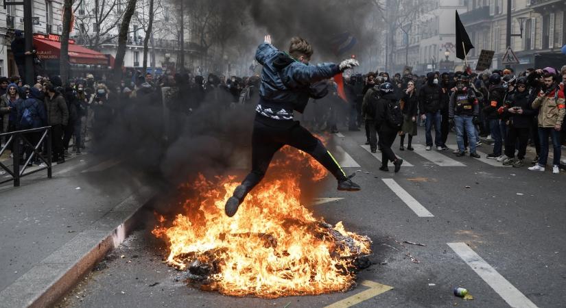 Elképesztő állapotok Franciaországban: kétmillióan tüntettek Macron ellen, 175 rendőr megsérült