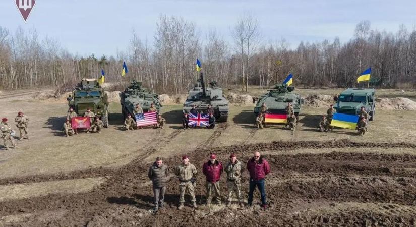 Challenger 2 tankkal ment egy kört az ukrán védelmi miniszter  videó