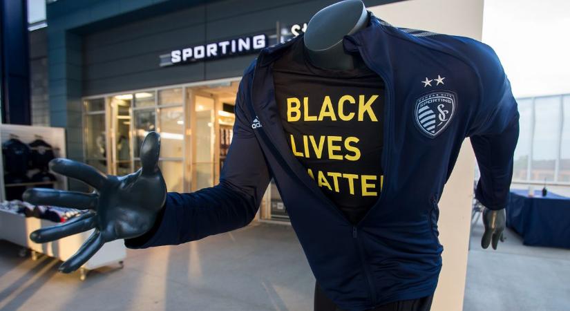 Az Adidas beperli a Black Lives Mattert logólopás miatt