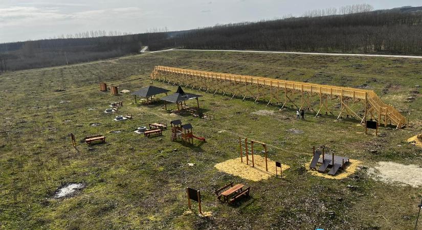 A 2. kerület polgármestere „finoman” beleállt a lomb nélküli lombkoronasétány építőjébe: azt is közölte, hogyan lehetne hasznosítani a teljesen értelmetlen építményt