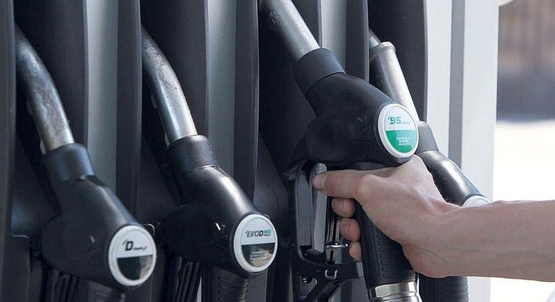 Pénteken a gázolaj ára lélektani határ alá csökken, a benzin viszont tovább drágul