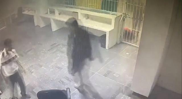 Videón, ahogy faarccal elsétálnak az őrök, miközben halálos tűz borít el egy menekültközpontot