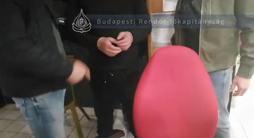A munkahelyén bilincseltek meg egy férfit a budapesti rendőrök