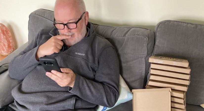 Olvasószemüveget vásárolt egy férfi az interneten, de csúnyán elnézte a rendelést
