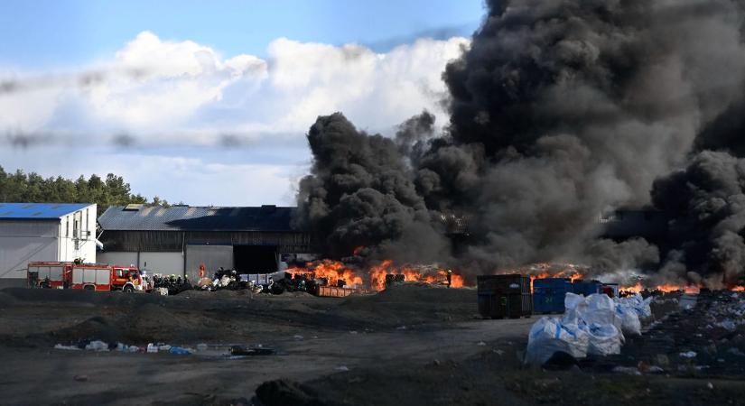 Még mindig oltják a hatalmas tüzet Gyálon, brutális képek és videók készültek a helyszínről