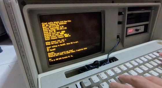 Egy böngésző nélküli, 1984-es számítógépen beszélgettek a ChatGPT-vel – videó