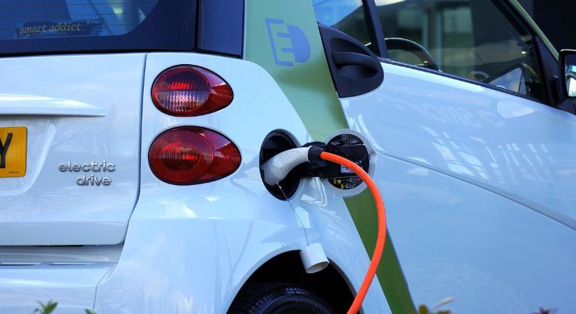 EU: Ugyanolyan egyszerű lesz villanyautót tölteni, mint benzinest