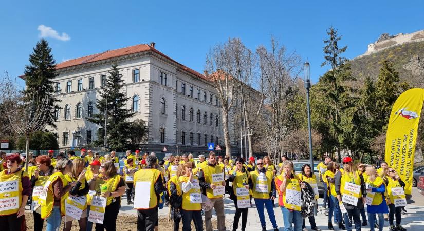 Sztárjkörséget álltak a tanügyi szakszervezetek képviselői a kormány épülete előtt