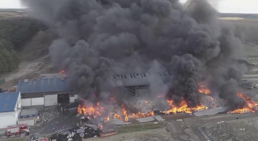 Több kilométerről lehetett látni a gyáli hulladékfeldolgozó tüzet