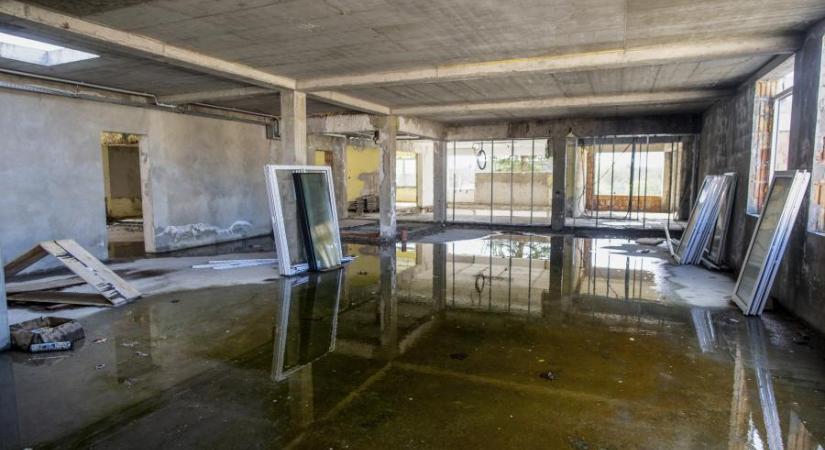 „Ebből már sohasem lesz iskola” – Bedőlt a több mint 1,8 milliárdos iskolafelújítás, parókián és egykori patikában tanulnak Babócsán a gyerekek