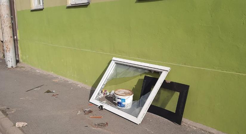 A lomtalanítás után után halomban áll a szemét a pécsi utcákban – mérgelődnek olvasóink