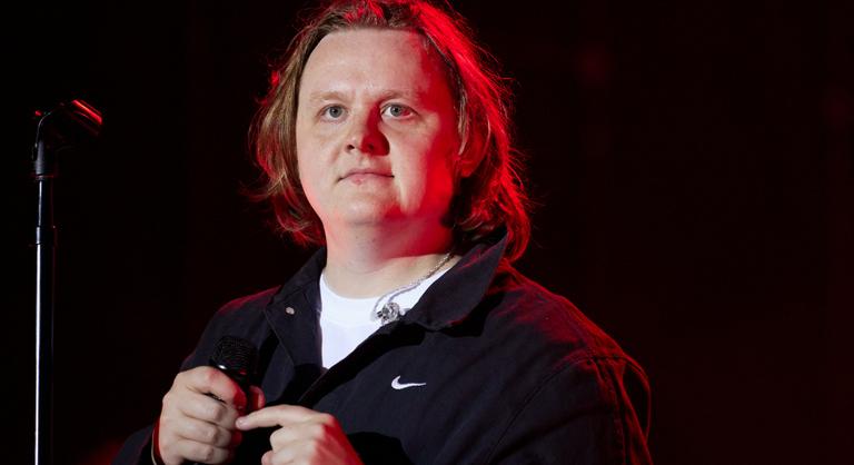 Véletlenül a volt brit miniszterelnök képét használta plakátjaihoz a Netflix, Lewis Capaldi helyett