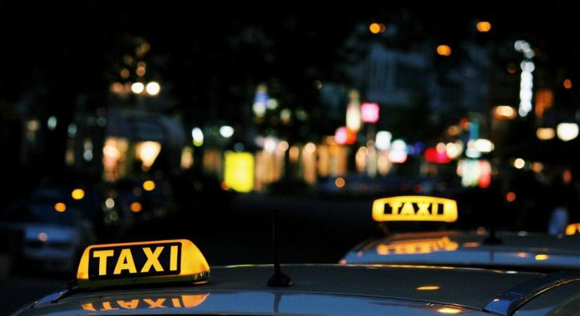 Akár fél évre is kitilthatják a szabálytalankodó taxisokat a budai Várból