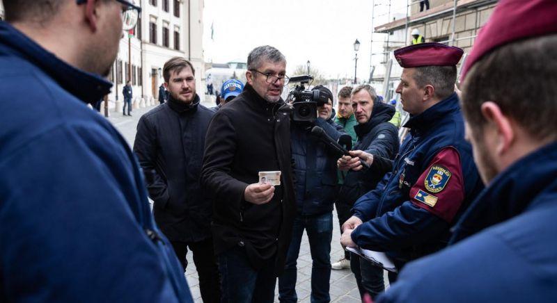 Hadházy visszavágott az őt igazoltató rendőröknek, és tovább küzd a "hazug propaganda" ellen