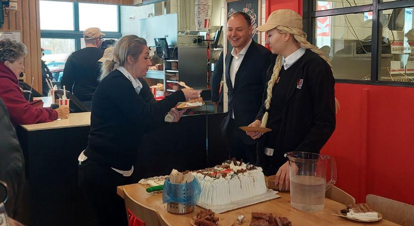 Megnyitott a komáromi KFC, rögtön megrohanták az éhes vendégek FOTÓK