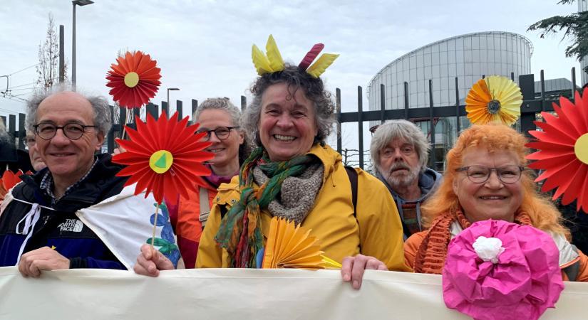 Kétezer nő beperelte a svájci kormányt a klímapolitikája miatt Strasbourgban