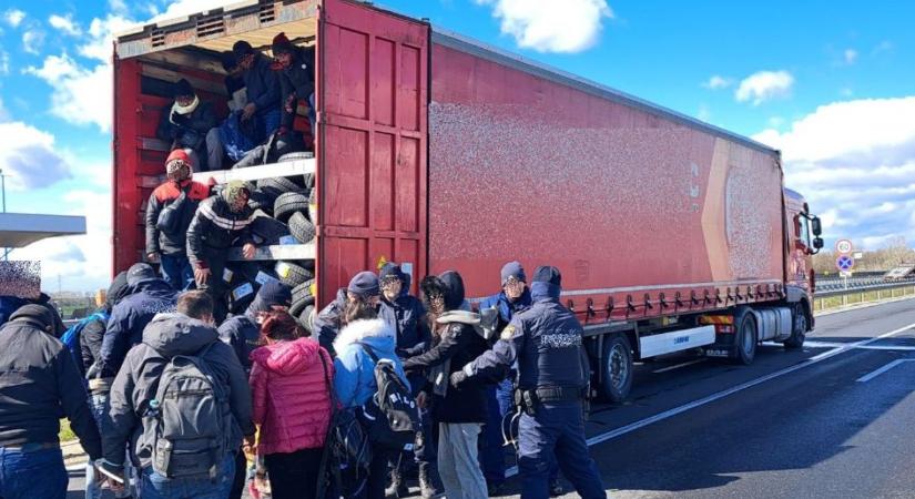 Exkluzív fotók a román kamionban talált 54 illegális migránsról