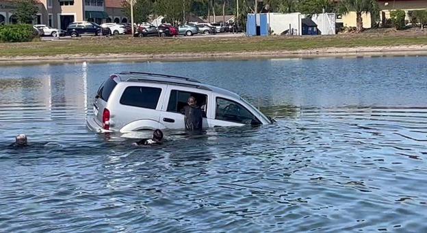 Két rendőr kimentett egy idős sofőrt, aki majdnem belefulladt egy tóba az Egyesült Államokban