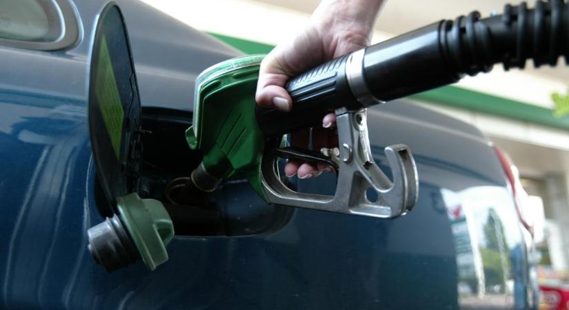 Péntektől 600 forint alá esik a gázolaj ára, a benzinesek viszont rossz hírt kaptak