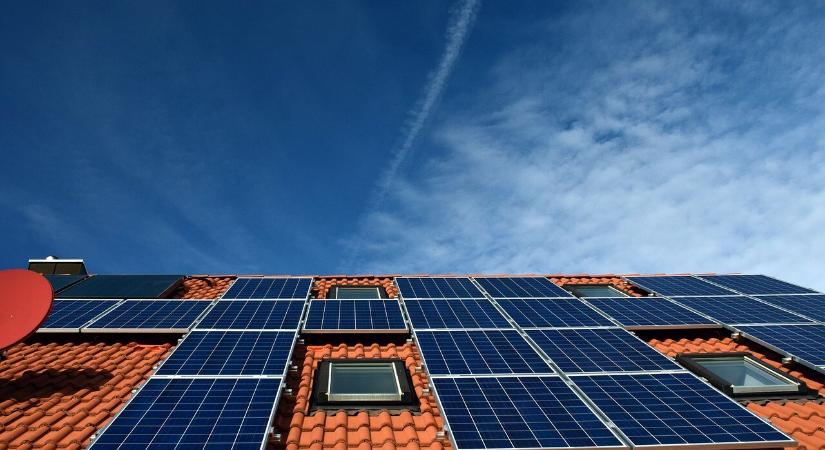 Mégsem kell adót fizetniük a napelemmel termelő energiafogyasztóknak