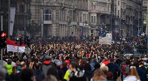 Nagy tömeg tüntet Budapest belvárosában