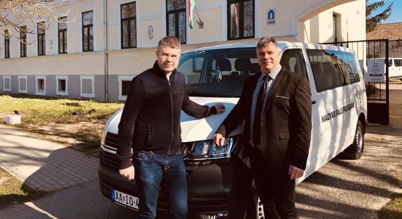 Új falubusz segíti az ellátást Szergényben