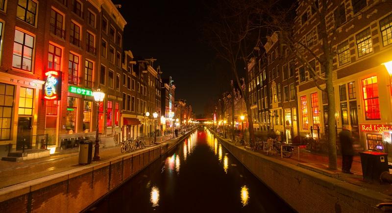Elriasztaná Amszterdam az elvetemülten bulizó turistákat