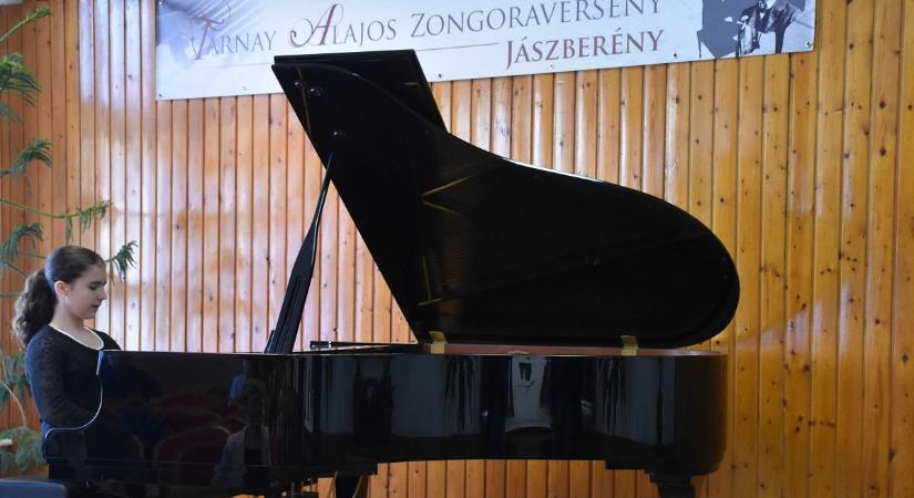 Ifjú zongoravirtuózoknak tapsolt a közönség Jászberényben