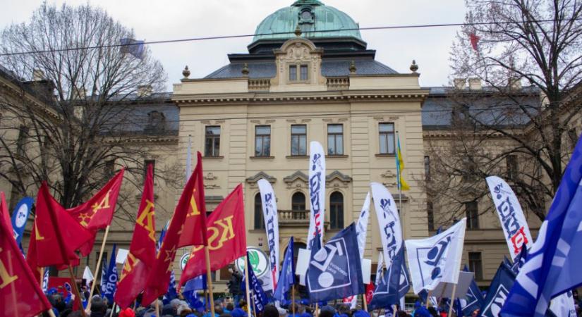 Szakszervezeti tüntetést szerveztek a cseh kormány nyugdíjreformja ellen