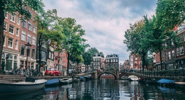 Amszterdam elrettentő kampánnyal próbálja távol tartani fiatal brit turistákat