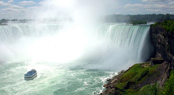 Elképesztő látvány: piros-fehér-zöldbe borult a Niagara-vízesés - Fotó
