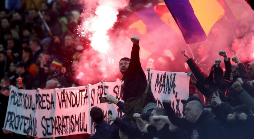 Magyarországot gyalázó molinót feszítettek ki a román drukkerek, büntethet az UEFA