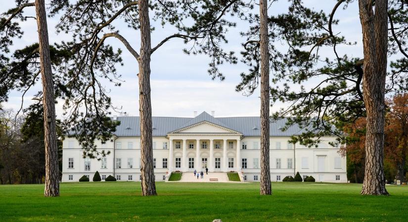 Lázár János minisztériuma EU-s pénzből frissen felújított műemlék-kastélyokat privatizálna