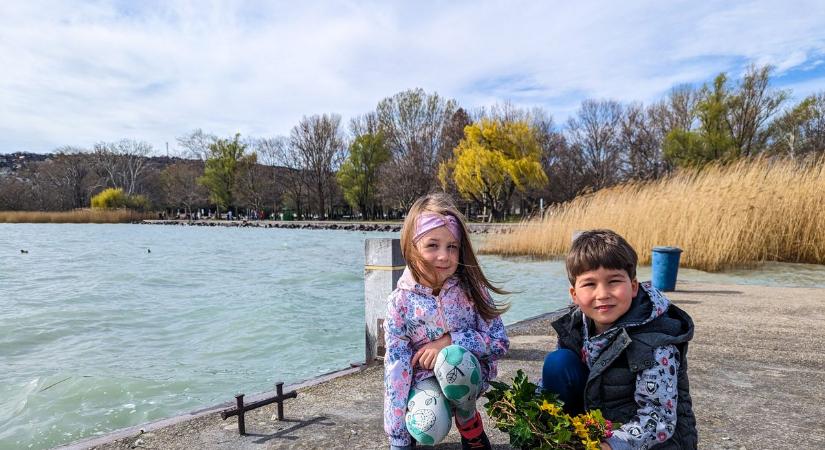 Borostyánból, aranyesőből és török szegfűből font virágkoszorút dobtak a Balatonban