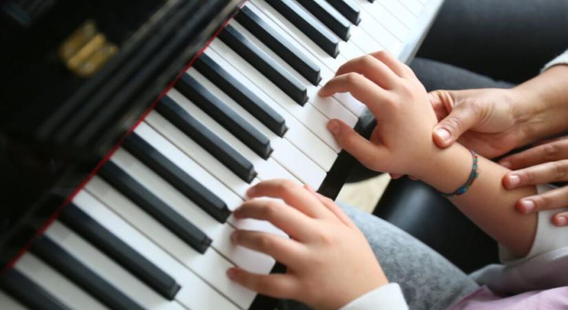 Hogyan fejleszti a zene az autista gyerekeket?