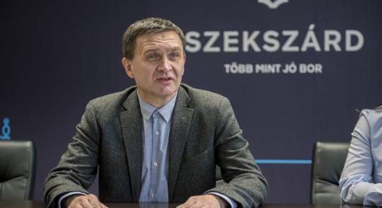 Közleménnyel fenyítette a saját polgármesterét a Fidesz Szekszárdon, gyorsan vissza is táncolt a városvezető