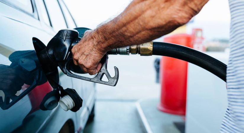 Bizarr trükkel lopnak benzint az olaszok
